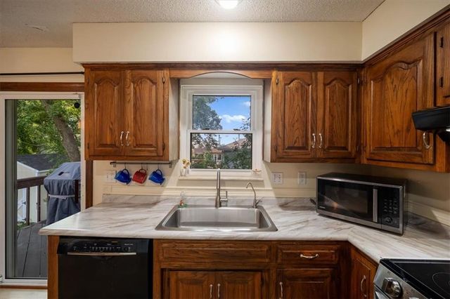 14215 W 94th Terrace, Lenexa, KS 66215