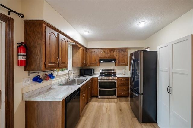 14215 W 94th Terrace, Lenexa, KS 66215