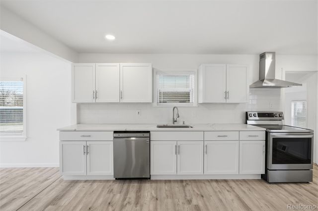 24800 Ann Arbor Trail, Dearborn Heights, MI 48127