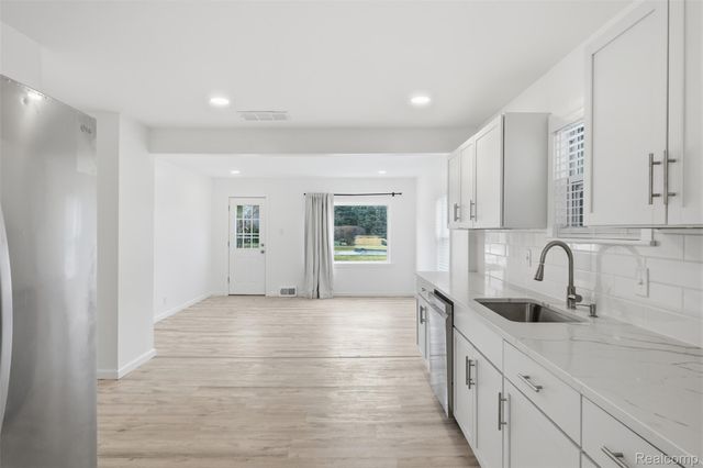 24800 Ann Arbor Trail, Dearborn Heights, MI 48127