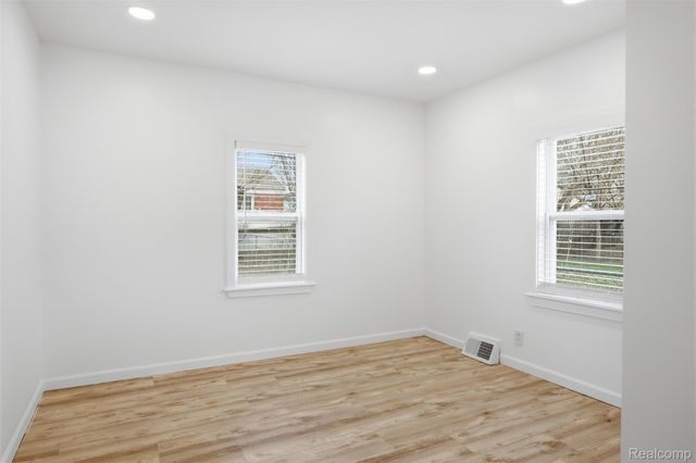 24800 Ann Arbor Trail, Dearborn Heights, MI 48127