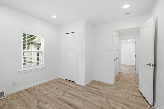 24800 Ann Arbor Trail, Dearborn Heights, MI 48127