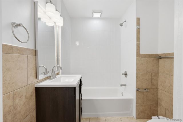 24800 Ann Arbor Trail, Dearborn Heights, MI 48127