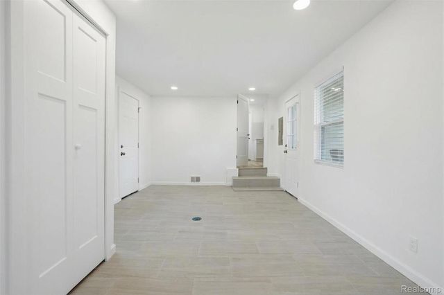 24800 Ann Arbor Trail, Dearborn Heights, MI 48127