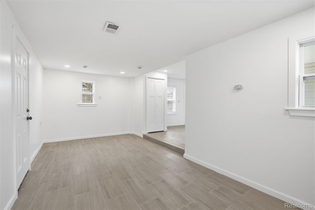 24800 Ann Arbor Trail, Dearborn Heights, MI 48127