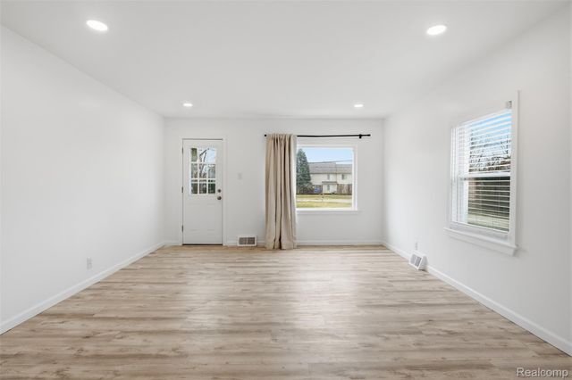 24800 Ann Arbor Trail, Dearborn Heights, MI 48127