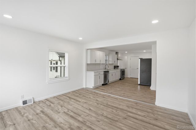 24800 Ann Arbor Trail, Dearborn Heights, MI 48127