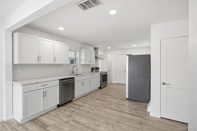 24800 Ann Arbor Trail, Dearborn Heights, MI 48127