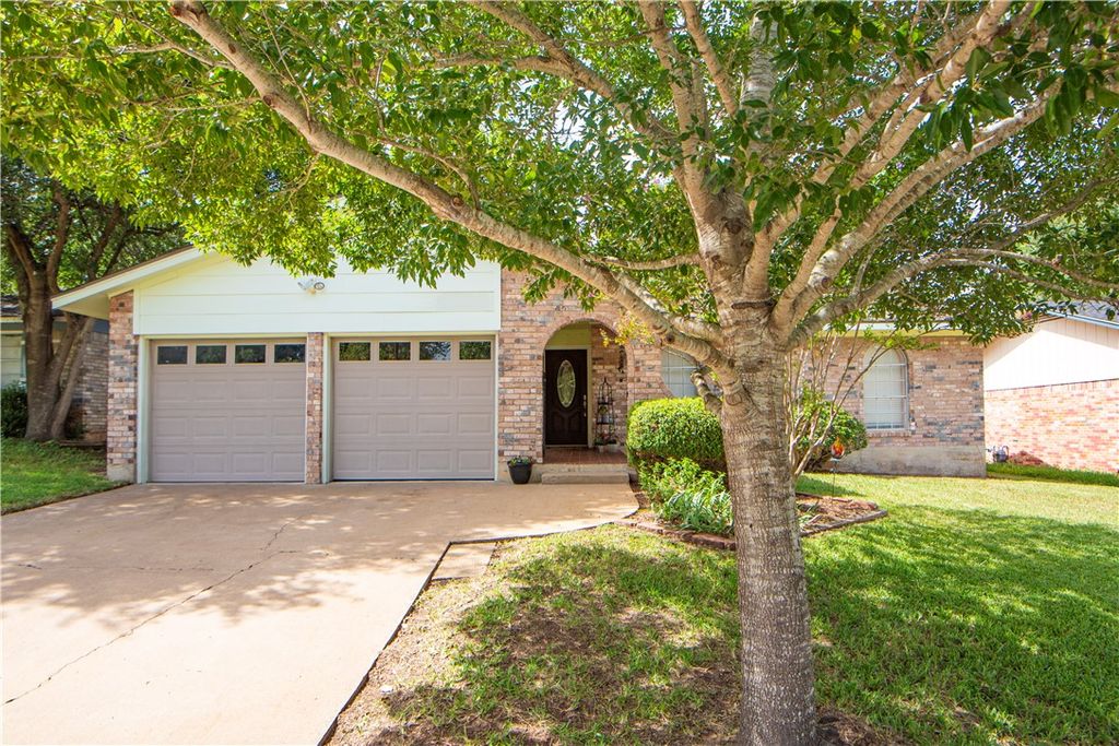 1003 Lawndale Avenue, Brenham, TX 77833 — exterior