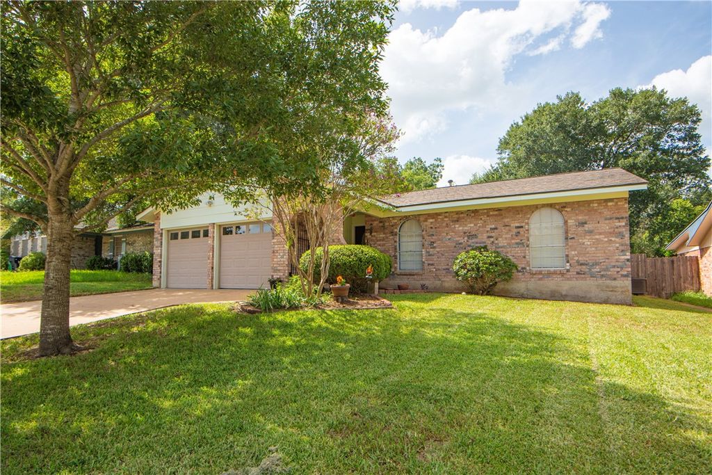 1003 Lawndale Avenue, Brenham, TX 77833 — photo 2