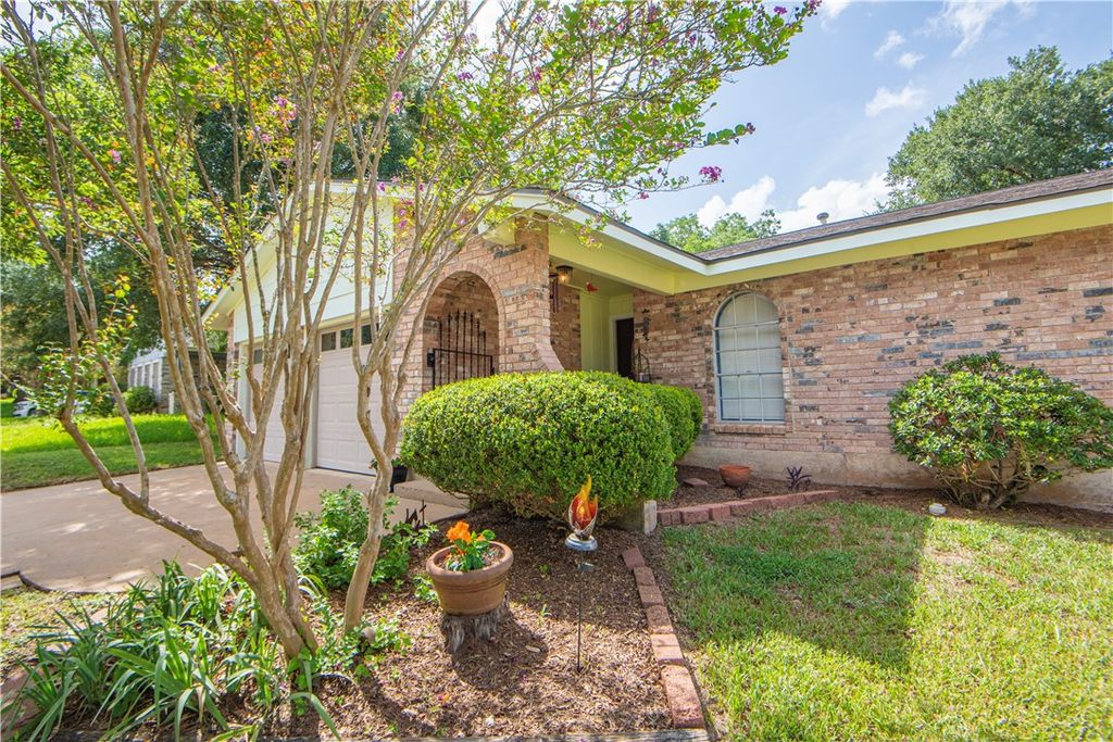 1003 Lawndale Avenue, Brenham, TX 77833 — photo 3