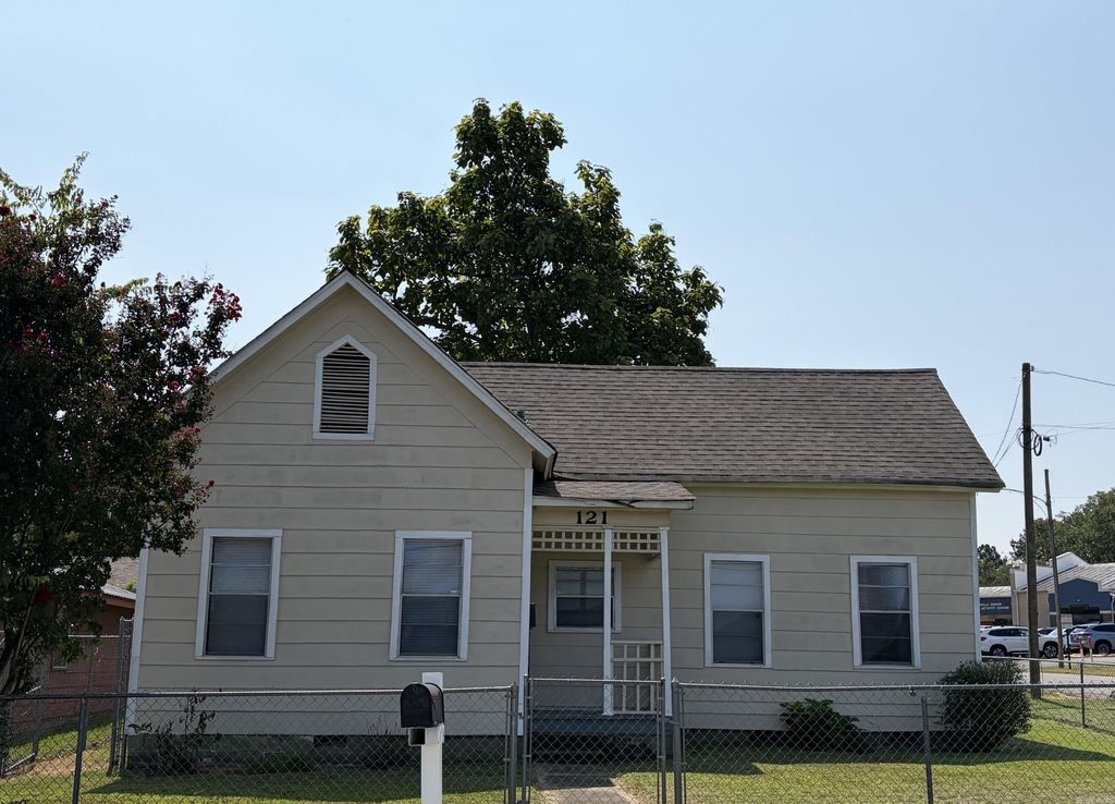 121 S Oak St, Jacksonville, AR 72076