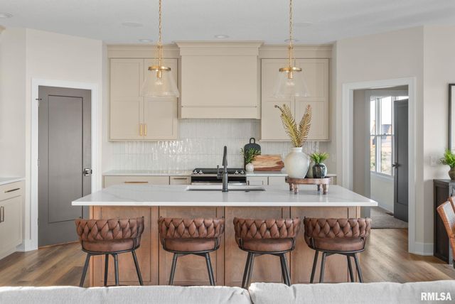 5167 LAKESIDE Court, Bettendorf, IA 52722