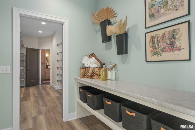 5167 LAKESIDE Court, Bettendorf, IA 52722