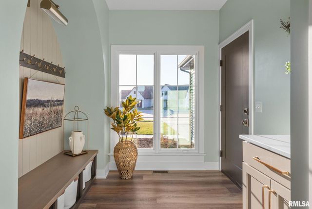 5167 LAKESIDE Court, Bettendorf, IA 52722