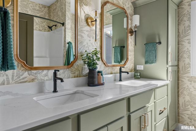 5167 LAKESIDE Court, Bettendorf, IA 52722