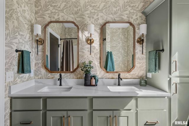 5167 LAKESIDE Court, Bettendorf, IA 52722