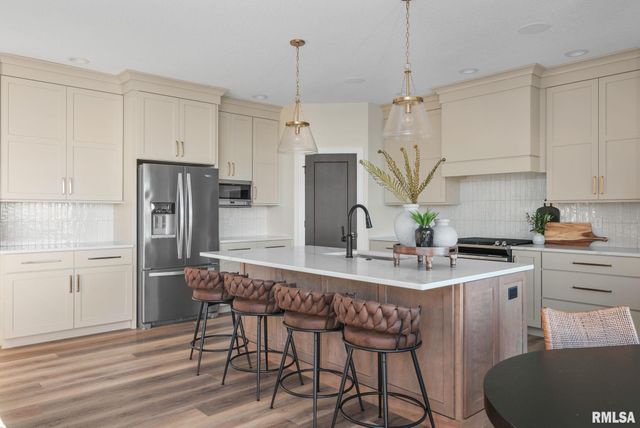 5167 LAKESIDE Court, Bettendorf, IA 52722