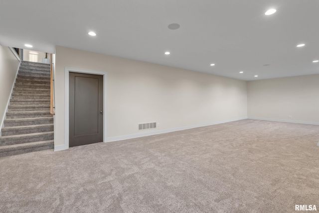 5167 LAKESIDE Court, Bettendorf, IA 52722