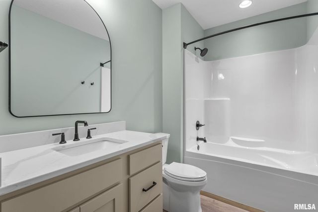 5167 LAKESIDE Court, Bettendorf, IA 52722