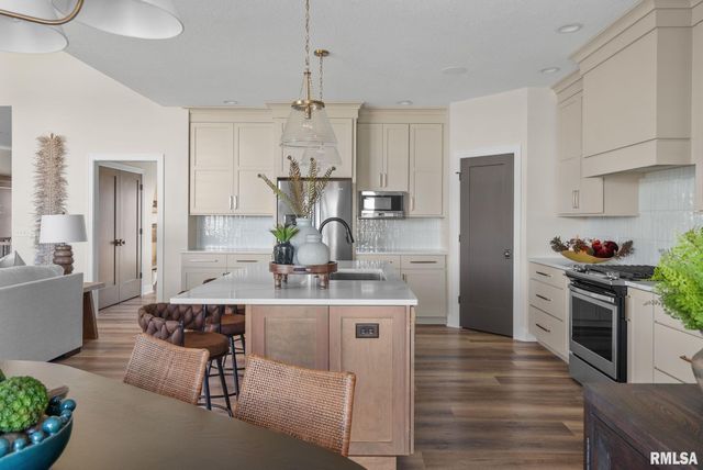 5167 LAKESIDE Court, Bettendorf, IA 52722