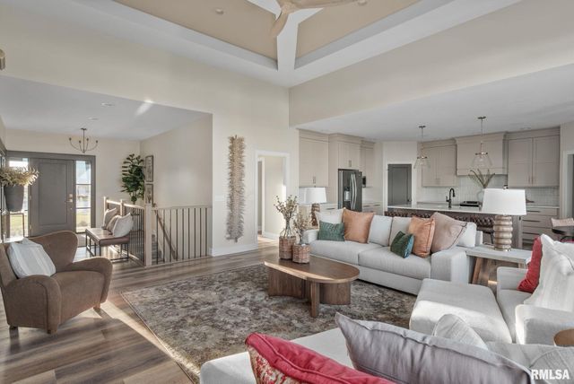 5167 LAKESIDE Court, Bettendorf, IA 52722