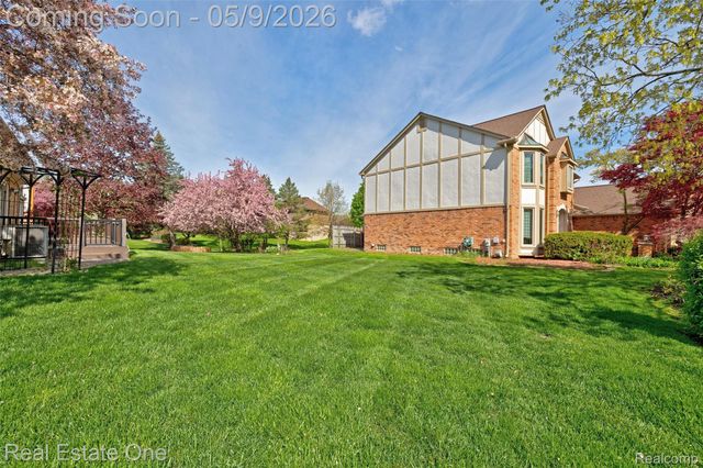 1688 Carpenter Drive, Troy, MI 48098
