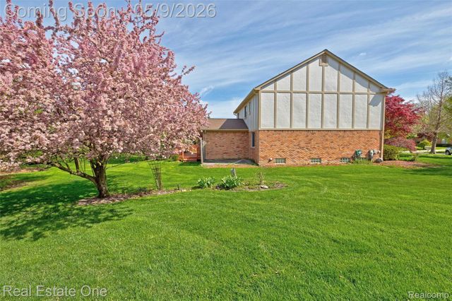 1688 Carpenter Drive, Troy, MI 48098