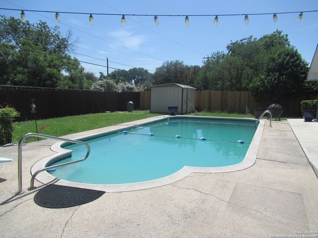 618 Golfcrest, Windcrest, TX 78239