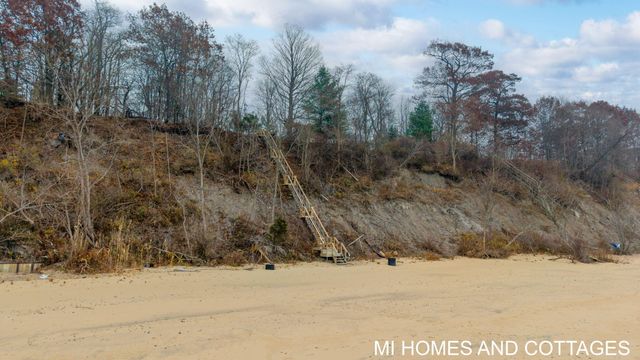 7128 116th Avenue, Fennville, MI 49408