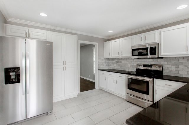 570 Bondstone Drive, Dallas, TX 75218