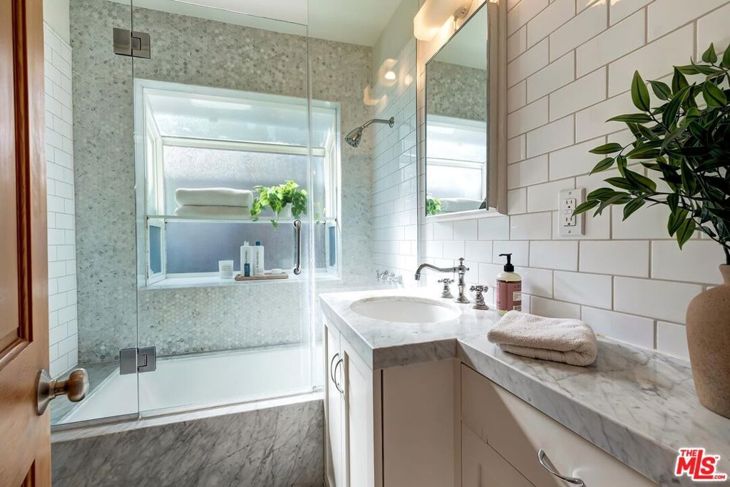 Image 19 of property listing at 667 Marine Street, Santa Monica, CA 90405