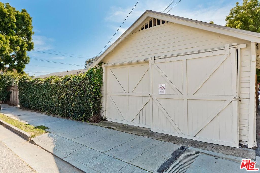 Image 34 of property listing at 667 Marine Street, Santa Monica, CA 90405