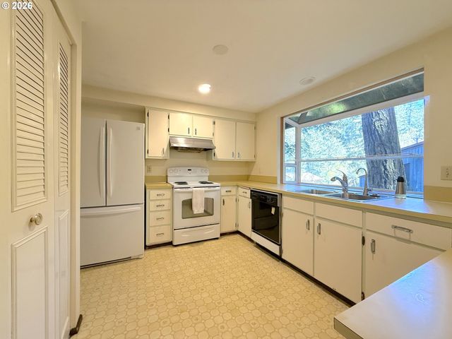 5035 WHITEAKER St, Eugene, OR 97405