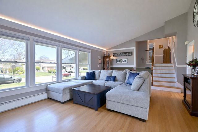 1303 E Ironwood Drive, Mount Prospect, IL 60056