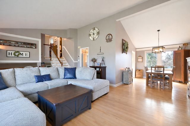 1303 E Ironwood Drive, Mount Prospect, IL 60056