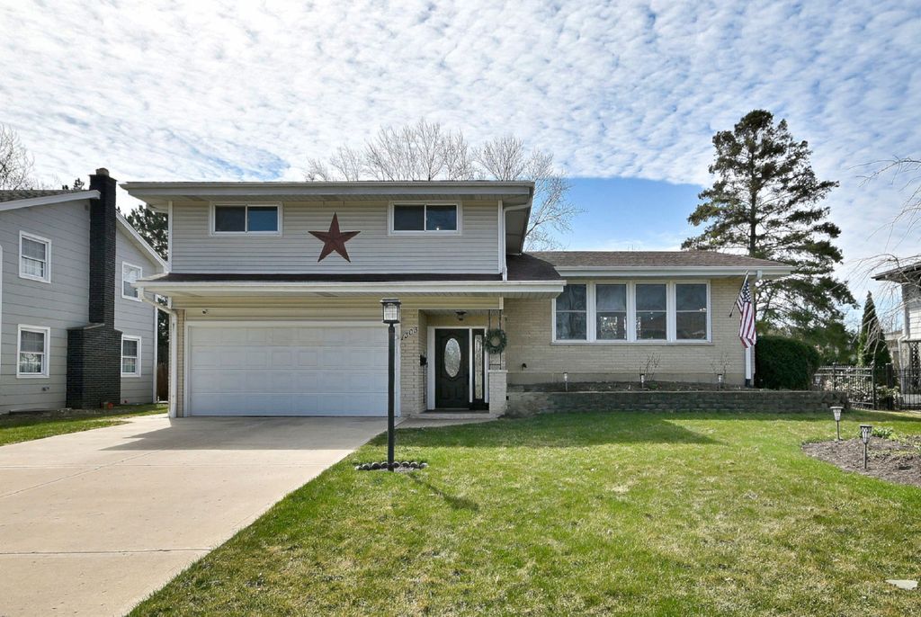 1303 E Ironwood Drive, Mount Prospect, IL 60056