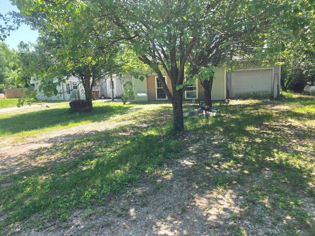 1402 E Deaner Road NE, Edmore, MI 48829