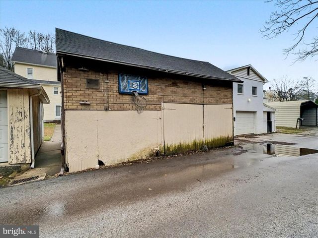 88 E MAIN ST, Windsor, PA 17366