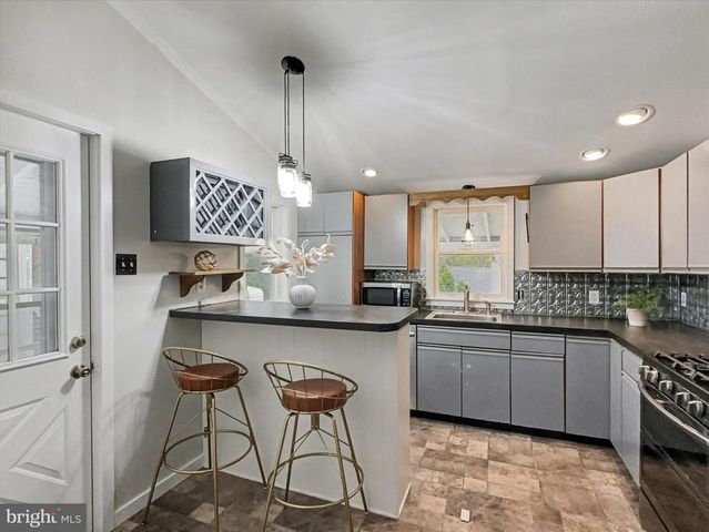 88 E MAIN ST, Windsor, PA 17366