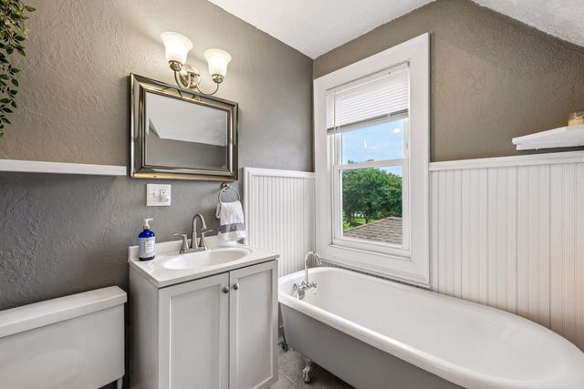 992 Bellows Street, West Saint Paul, MN 55118