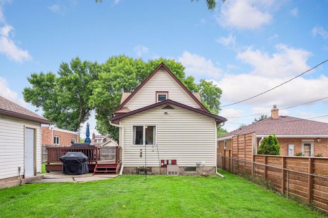 992 Bellows Street, West Saint Paul, MN 55118