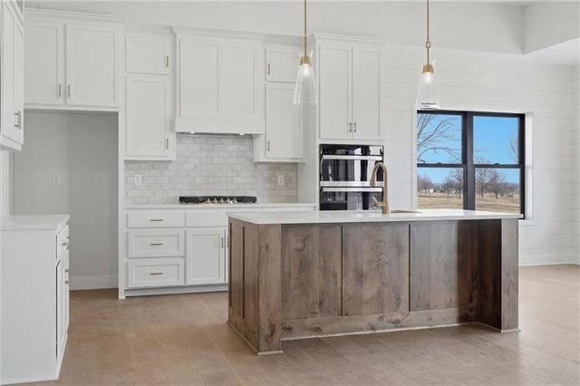 9619 Stockdale Road, Liberty, MO 64068