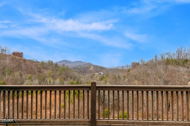 2342 Coopers Hawk Way, Sevierville, TN 37862
