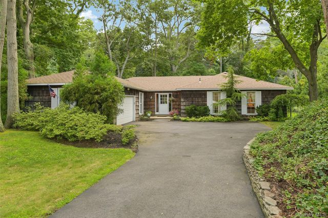 14 Mont Avenue, Dix Hills, NY 11746