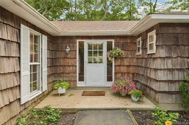 14 Mont Avenue, Dix Hills, NY 11746