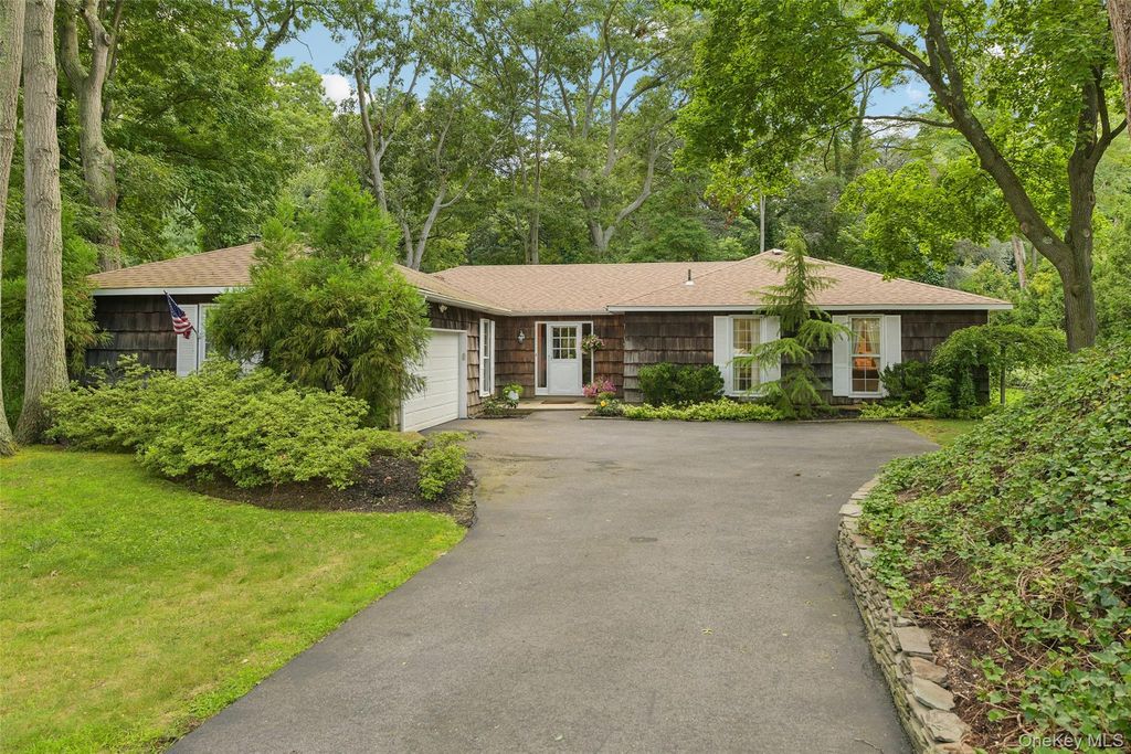 14 Mont Avenue, Dix Hills, NY 11746