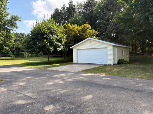 8980 Loveless Drive Ne, Courtland Twp, MI 49341