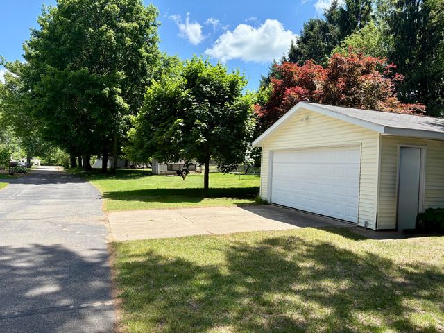 8980 Loveless Drive Ne, Courtland Twp, MI 49341
