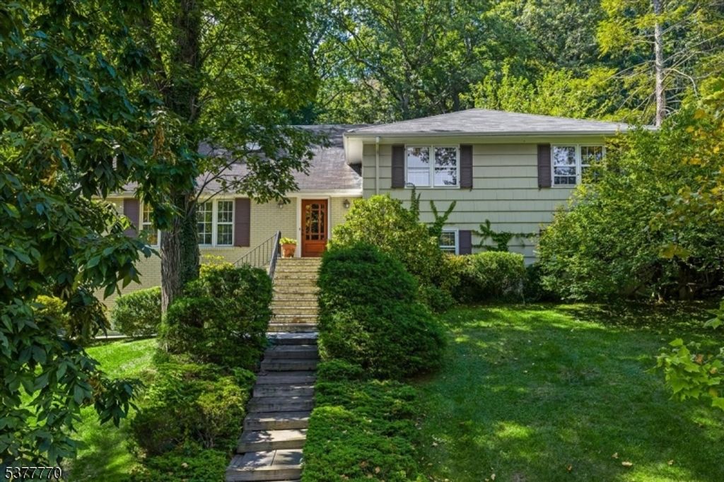 1153 Ridge Dr, Mountainside Boro, NJ 07092
